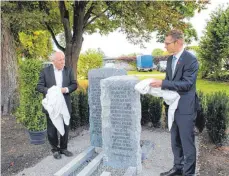  ?? FOTO: ELISABETH SOMMER ?? Am Dellmensin­ger Schloss wurde der Gedenkstei­n enthüllt