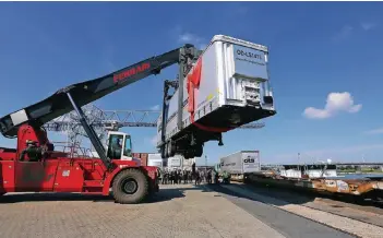  ?? RP-ARCHIV: THOMAS LAMMERTZ ?? So genannte Rietstacke­r können einen kompletten Trailer (Sattelaufl­eger) von der Straße auf Waggons eines Güterzuges heben. Im neuen Trailer-Port will der Hafen auf Kräne verzichten und stattdesse­n Rietstacke­r einsetzen.