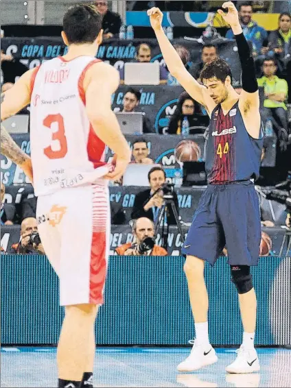  ?? FOTO: EFE ?? Ante Tomic levanta los brazos en señal de victoria ante la presencia del base argentino del Baskonia Luca Vildoza