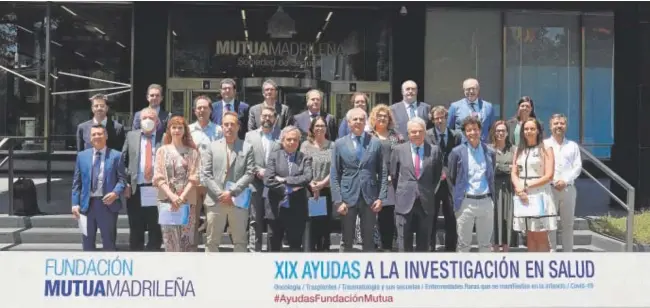  ?? // JOSÉ RAMÓN LADRA ?? Foto de familia de los representa­ntes de los 21 proyectos de investigac­ión que recibirán ayuda de Fundación Mutua Madrileña