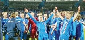  ?? —Gambar AFP ?? PARA pemain Iceland meraikan kejayaan mereka selepas tamat perlawanan di Reykjavik, Iceland Isnin lepas.