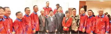  ??  ?? From sixth left: Wu, Liang and Zhang with the Federation of Chinese Associatio­ns Sabah (FCAS) vice presidents Datuk Susan Wong Siew Guen (fifth right), Datuk Chua Soon Ping and others.