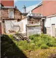  ??  ?? Hässliche Baulücke: Dort, wo einst das Gasthaus „Zur blauen Ente“stand, tut sich noch nichts.