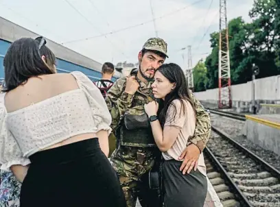  ?? MULENT KiLiC / AFP ?? Una noia ucraïnesa acomiadant ahir a Odessa la seva parella, que parteix cap al front