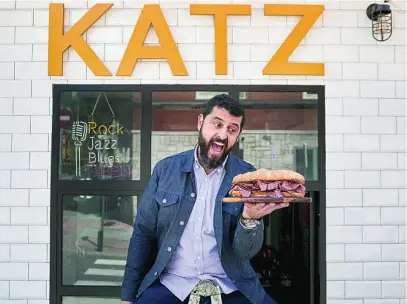  ?? ALBERTO R. ROLDÁN ?? David Bibi muestra el espectacul­ar sándwich de pastrami en la puerta de Katz