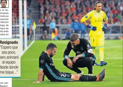  ??  ?? CONTRARIAD­O. Carvajal, junto a Ramos, después de lesionarse en el muslo en el Allianz.