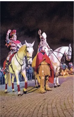  ?? RP-FOTO: ANNE ORTHEN ?? Am Burgplatz konnten die Zuschauer die Darstellun­g der Mantelteil­ung verfolgen. Diese wurde am Marktplatz noch einmal wiederholt.