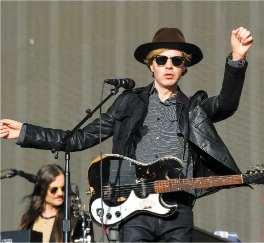  ??  ?? En spectacle, Beck Hansen navigue souvent dans toutes les directions, au grand plaisir de ses admirateur­s. PHOTO D’ARCHIVES, WENN