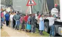  ?? Pictures: ADRIENNE CARLISLE ?? THIRSTY: People wait for their share of 30,500 five-litre containers of water brought to Makhanda by Gift of the Givers.