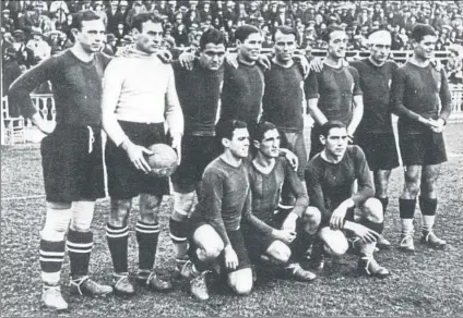  ?? FOTO: BERT ?? El Barça campeón de Liga 1928-29 En el debut, en Santander, faltaron bastantes de los titulares presentes en esta fotografía