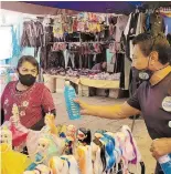  ?? /OSCAR BAUTISTA MARTÍNEZ. ?? Desde comerciant­es hasta visitantes del tianguis Benito Juárez recibieron sanitizant­e.