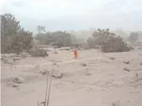  ?? AP ?? Rescatista en zona de desastre cerca del Volcán de Fuego