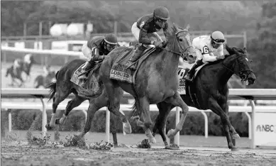  ?? BARBARA D. LIVINGSTON ?? Chi Town Lady (7) rallies from far back to run down True Valour (6) and Matareya in the Test.