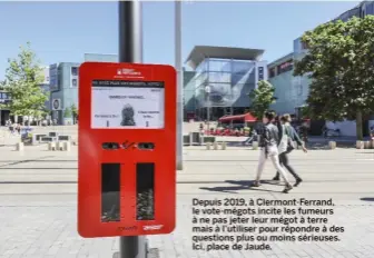  ??  ?? Depuis 2019, à Clermont-ferrand, le vote-mégots incite les fumeurs à ne pas jeter leur mégot à terre mais à l’utiliser pour répondre à des questions plus ou moins sérieuses. Ici, place de Jaude.