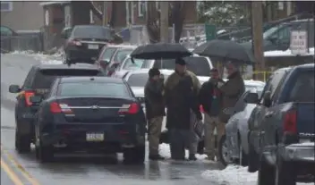  ?? PETE BANNAN-MEDIANEWS GROUP ?? Chester police and Delaware County detectives at the scene of the homicide.