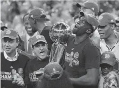  ??  ?? Festejo Los Warriors pudieron levantar el trofeo en su casa, en una final donde lució Kevin Durant.