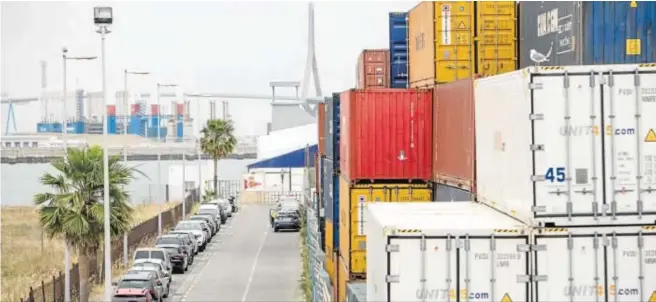  ?? LOURDES DE VICENTE ?? El actual muelle de contenedor­es se convertirá en un gran espacio de desarrollo de la ciudad de Cádiz.