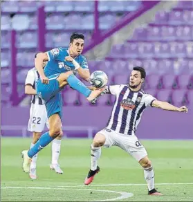  ?? FOTO: GETTY ?? Jaime Mata y Óscar Plano, durante el partido disputado ayer en el José Zorrilla