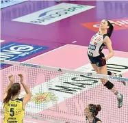  ??  ?? Pala Agnelli Una schiacciat­a di Anne Mitchem (foto volleyberg­amo. it)