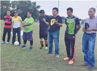  ??  ?? PENGURUS pasukan, Lokman Sunggim (tiga dari kanan) memberi penerangan kepada para pemain selepas sesi latihan diperhatik­an jurulatih Matasan Ahmad (tiga dari kiri) dan ketua jurulatih, Roslan Wasli (dua dari kanan) serta para pegawai yang lain.