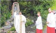  ?? FOTO: CÄCILIA FIEDLER ?? Pater Sabu weiht die neue Lourdes-Grotte.