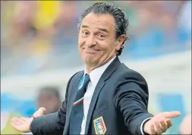  ?? F: EFE ?? El italinao Prandelli apunta a Mestalla