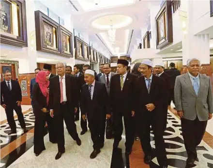  ?? PIC BY EIZAIRI SHAMSUDIN ?? Opposition leader Datuk Seri Ismail Sabri Yaakob (in red tie) leaving the Dewan Rakyat with Umno and Pas members of parliament yesterday.
