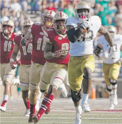  ?? | MICHAEL DWYER/ AP ?? Josh Adams is 41 yards away frombecomi­ng the sixth Notre Dame running back to rush for 3,000 yards.