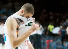  ??  ?? Un lloroso Jonas Valanciuna­s abandona el tabloncill­o del Palacio de los Deportes de Madrid.