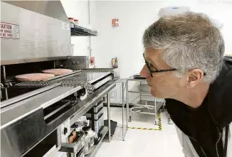  ??  ?? Pat Brown observa carne da sua startup Impossible Foods