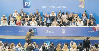  ?? alejandro guyot ?? la mesa principal del congreso del PJ que sesionó ayer en Ferro