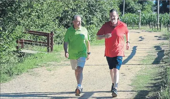  ?? INÉS CIVEIRA / EFE ?? El presidente Rajoy, junto al marido de Ana Pastor, ayer durante una caminata por Pontevedra