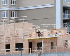  ?? GARY NYLANDER/The Daily Courier ?? Constructi­on workers build condominiu­ms at the corner of Glenmore Road and Summit Drive on Thursday. New assessment informatio­n shows the value of condos in Kelowna increasing between 10 and 30 per cent, among the highest rate of increase for...