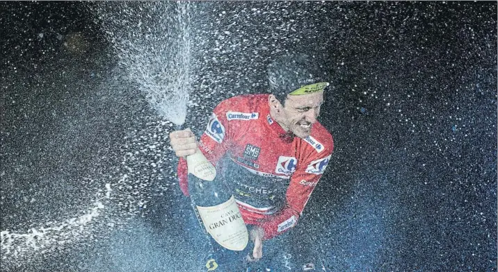  ?? FOTO: AP ?? Baño de cava en el podio final de Madrid para el ganador Simon Yates, que ha demostrado a lo largo de las 21 etapas ser el más regular, el más fuerte y el más ambicioso. Sucede en el palmarés de la Vuelta a Chris Froome