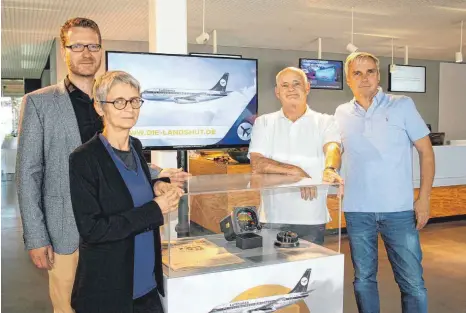  ?? FOTO: DORNIER-MUSEUM ?? Die beiden Leiter des Ausstellun­gsprojekts, Jannik Pfister und Barbara Wagner, der damalige Co-Pilot Jürgen Vietor und Museumsdir­ektor David Dornier (von links) eröffnen die neue Vitrine anlässlich des Jubiläums der Befreiung. Die Lufthansa-Maschine „Landshut“wurde am 18. Oktober 1977 durch die GSG 9 befreit. In der Vitrine sind ein künstliche­r Horizont und ein Trimmrad aus dem Cockpit der „Landshut“zu sehen.