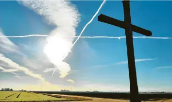  ?? Foto: Julia Leppert ?? Dieses Foto eines Feldkreuze­s südöstlich von Großaiting­en schickte uns Julia Leppert. Das weiße Wolkenband bildet einen schö‰ nen Kontrast zum dunklen Marterl.