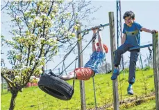  ?? FOTO: KIRSTEN NEUMANN/DPA ?? Endlich können die Kinder wieder im Garten toben – vorher sollten Eltern aber Gefahrenqu­ellen rund ums Haus prüfen.