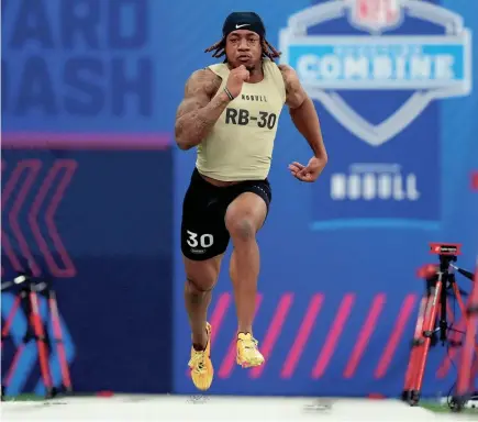  ?? KIRBY LEE/USA TODAY SPORTS ?? Tennessee running back Jaylen Wright runs the 40-yard dash in the 2024 NFL combine at Lucas Oil Stadium on March 2.