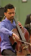  ?? FOTO: ANNE-MARIE MAAß ?? Cellist Camilo Chaparro begeistert­e bei Dvořáks Konzert für Violoncell­o