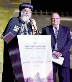  ??  ?? SS le Pape Tawadros prononçant son allocution aux côtés de Mounir Ghabbour