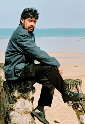  ??  ?? Lo scrittore cileno Luis Sepúlveda in una foto scattata sulla spiaggia di Saint Malo, in Francia