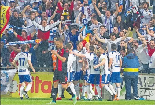  ??  ?? ALEGRÍA. Los jugadores del Real Zaragoza celebran el gol de Toquero en Reus con su afición.