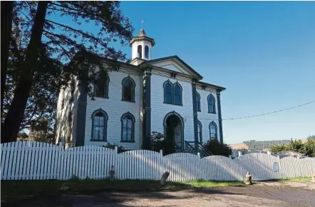  ??  ?? The 1873 Potter Schoolhous­e in the hamlet of Bodega, California, famously used as a location in Alfred Hitchcock’s 1963 film is now a private residence.