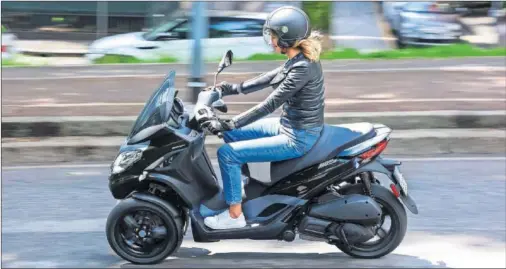  ??  ?? La doble rueda delantera otorga una gran seguridad en la conducción, especialme­nte a los usuarios menos habituados a la moto.