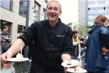  ?? ?? Under det korta stoppet utanför Stadsbibli­oteket delades en stor mängd portioner tårta ut. Och glädjen var total.