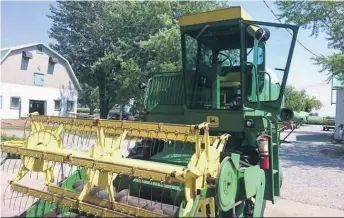  ??  ?? Martin Nichols prend grand soin de cette 3300 de John Deere, qui a 45 ans. Elle nécessite quelques ajustement­s avant le début des travaux, mais elle fait encore le travail et répond à ses besoins. En plus, la climatisat­ion est naturelle…