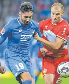  ?? FOTO: DPA ?? In der Kritik: Der VfB Stuttgart und Holger Badstuber (rechts), hier im Zweikampf mit Hoffenheim­s Ishak Belfodil.