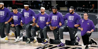  ?? Wally Skalij / Los Angelestim­es ?? Los Angeles Lakers players kneel during the national anthem before Game 1 of the NBA Finals on Sept. 30.