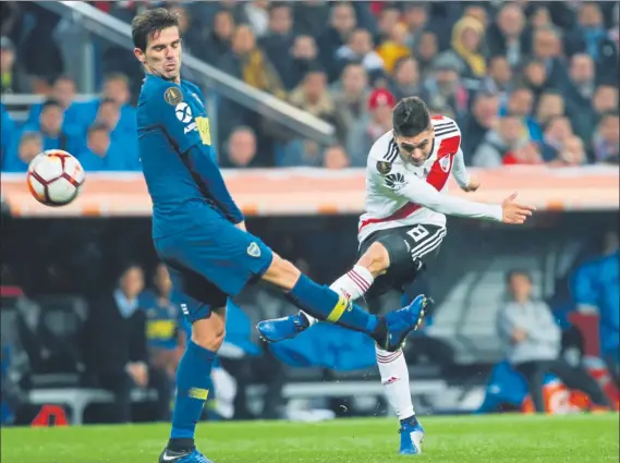  ?? FOTO: AP ?? El colombiano Juan Fernando Quintero, en la imagen ante Gago, marcó un soberbio gol, siendo determinan­te en el triunfo de River Plate en el Santiago Bernabéu