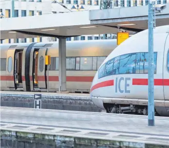  ?? FOTO: DPA ?? Zwei Fernzüge (ICE) im Hauptbahnh­of. Auch nach einem neuen Angebot der Bahn gab es zunächst keine Bewegung im Tarifstrei­t.